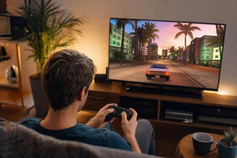 Jeune homme jouant à un jeu vidéo de course