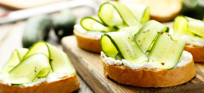 Mincir et faire des économies en cuisinant des tartines de ricotta au concombre et olives